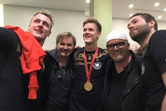 Die Handballhelden feiern mit DJ Ötzi und Nik P.