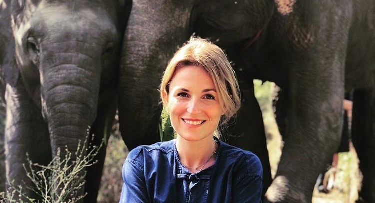Sarah Schiffer: Auf Kuschel-Kurs mit Elefanten