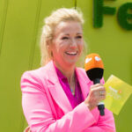 Andrea Kiewel als "ZDF-Fernsehgarten"-Moderatorin © ZDF / Ralph Orlowski