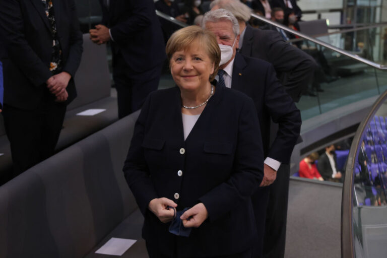 Angela Merkel: Flüchtet sie ins Ausland?
