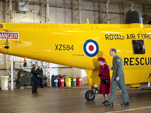 Queen Elizabeth hat Angst um Prinz William: Er soll nicht mehr selbst fliegen