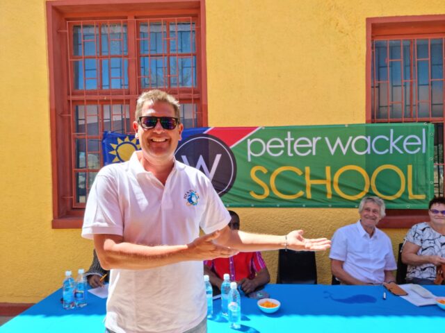 Peter Wackel: Erste Schule in Namibia eingeweiht