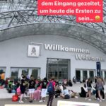 Fans warten vor Glashalle Leipzig