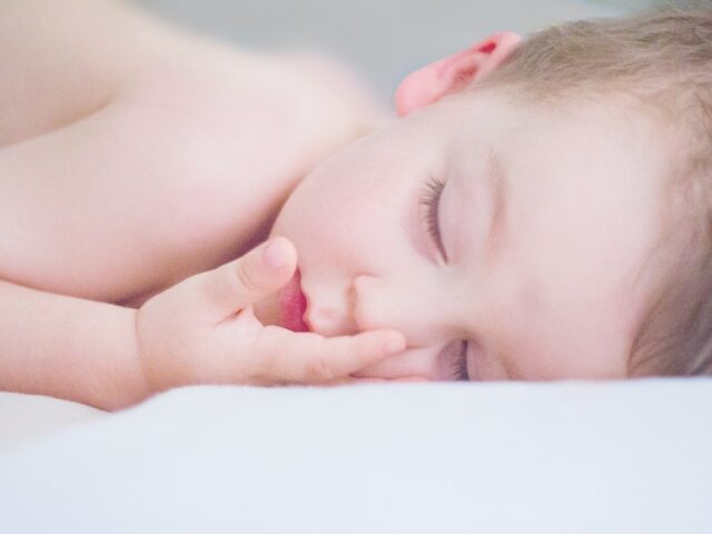Funktioniert auch mit Schlagern: Mit einem Gutenachtlied das Kind in den Schlaf wiegen