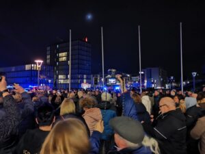 Evakuierung: Kurz vor dem Konzert mussten die Fans die EWE-Arena verlassen.