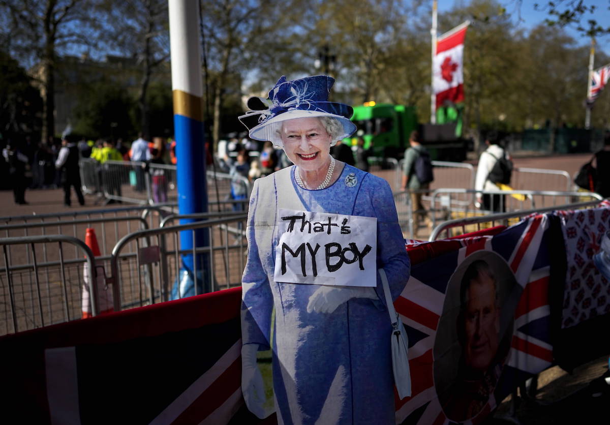 Pappaufsteller Queen Elizabeth II. , Camp Entlang der Prozessions-Route durch die Londoner Straßen