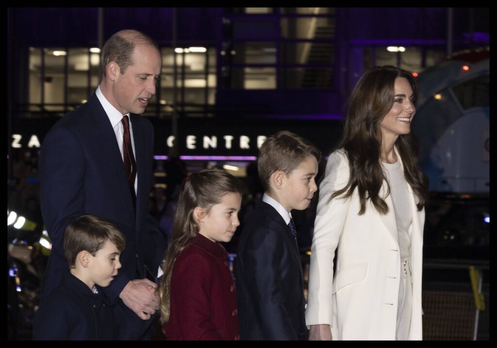 08/12/2023. London, United Kingdom. Prince William and Kate Middleton and their children Prince George, Princess Charlotte and Prince Louis arriving at a Christmas carol service at Westminster Abbey in London. PUBLICATIONxINxGERxSUIxAUTxHUNxONLY xStephenxLockx/xi-Imagesx IIM-24865-0066
