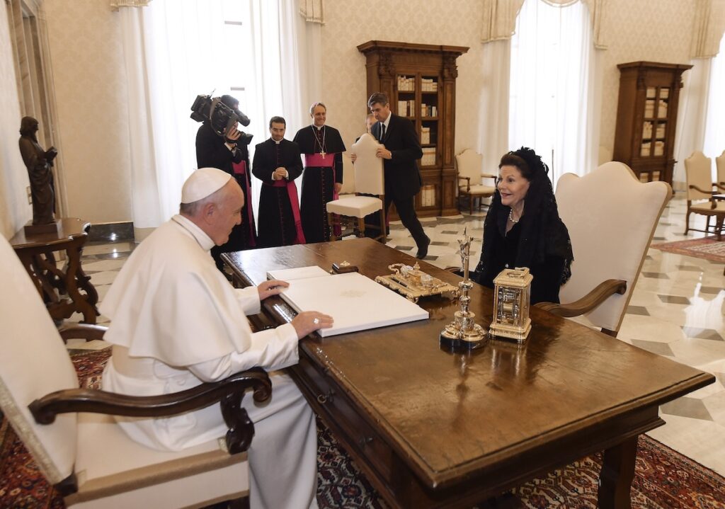 Pope Francis held an audience to receive The Queen Silvia, Princess Madeleine and husband Christopher O'Neill and the little Princess Leonore.