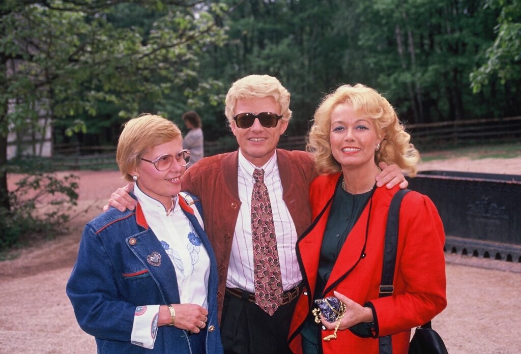 Der Saenger HEINO m, seine Frau Hannelore r und seine Schwester Hannelore l posieren am 10.05.1990 *** The singer HEINO m , his wife Hannelore r and his sister Hannelore l pose on 10 05 1990