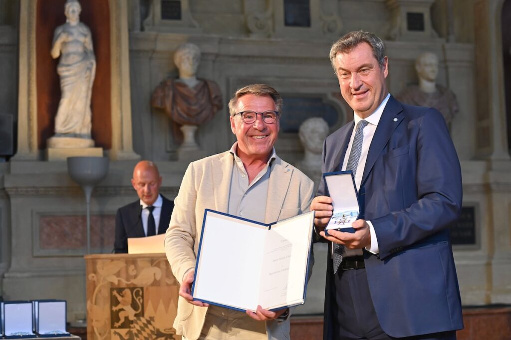 Patrick LINDNER Saenger,Schauspieler Markus SOEDER Ministerpraesident Bayern und CSU Vorsitzender. Verleihung Bayerischer Verdienstorden im Antiquariat der Residenz in Muenchen am 10.07.2024 *** Patrick LINDNER Saenger,Actor Markus SOEDER State Premier of Bavaria and CSU Chairman Award of the Bavarian Order of Merit in the Antiquariat of the Residence in Munich on 10 07 2024