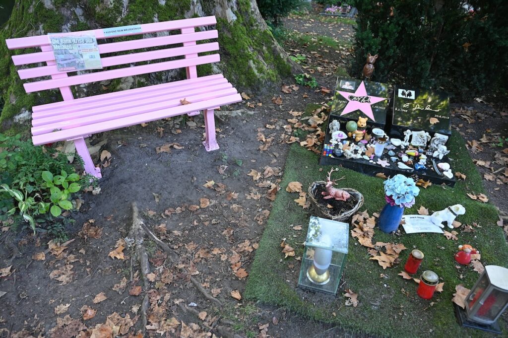 Das Grab des Schauspieler, Komiker und Entertainer Dirk Bach mit auff‰lliger rosa Bank. Grab auf dem Kˆlner Prominentenfriedhof Melaten *** The grave of the actor, comedian and entertainer Dirk Bach with eye-catching pink bench grave at the Cologne celebrity cemetery Melaten