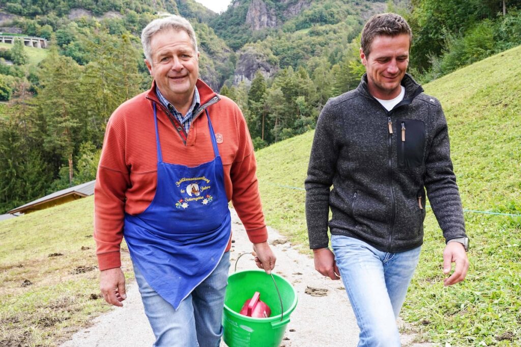 Alexander Rier 37 hat das Gen Pferd und das Gen Musik vom prominenten Vater Norbert Rier 62, Frontmann der Kastelruther Spatzen vererbt bekommen. Alexander Rier und Vater Norbert Rier. Beide lieben die Musik und die Haflinger. - Die Gene vom Vater Alexander Rier 37 hat das Gen Pferd und das Gen Musik vom prominenten Vater Norbert Rier 62, Frontmann der Kastelruther Spatzen vererbt bekommen. Kastelruth, Haflingerzucht, 28.09.2022 *** Alexander Rier 37 has inherited the gene horse and the gene music from the prominent father Norbert Rier 62, front man of the Kastelruther Spatzen Alexander Rier and father Norbert Rier Both love the music and the Haflinger The genes from the father Alexander Rier 37 has inherited the gene horse and th SP_GHR